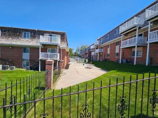 Large 2 bed 2 bath ready for you to move in immediately – photo 1