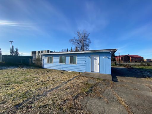 Single-family Home with Large Yard! – photo 1