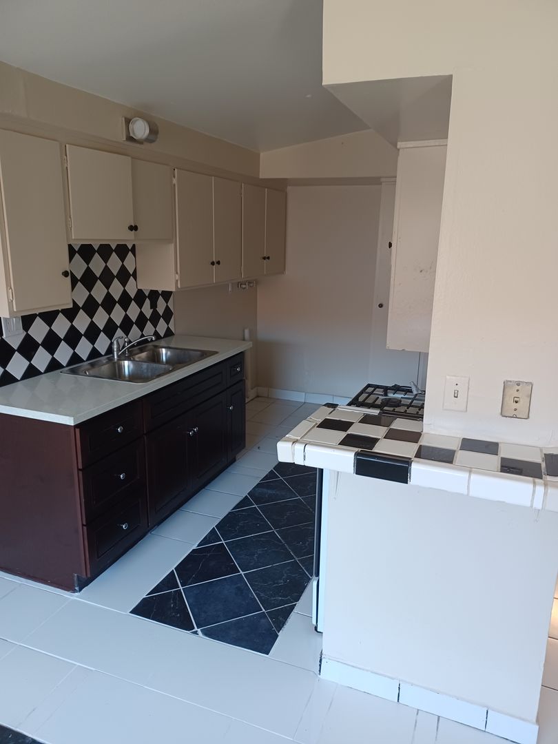 Santa Ana Apartment: 1601,1605,1606,1610,1614,1618,1622,1702,1706 Evergreen St