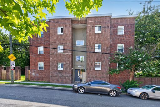Large 3BR/1BA unit with Central A/C and Washer & Dryer – photo 1