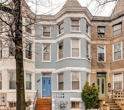 Top Floor 4BR/2BA - IMMEDIATE MOVE IN!!! – photo 1