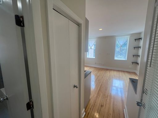 Modern Studio in Prime NW DC Location – photo 1