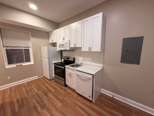 **$500 Gift Card Promotion** | Charming Two-Bedroom in Columbia Heights – photo 1