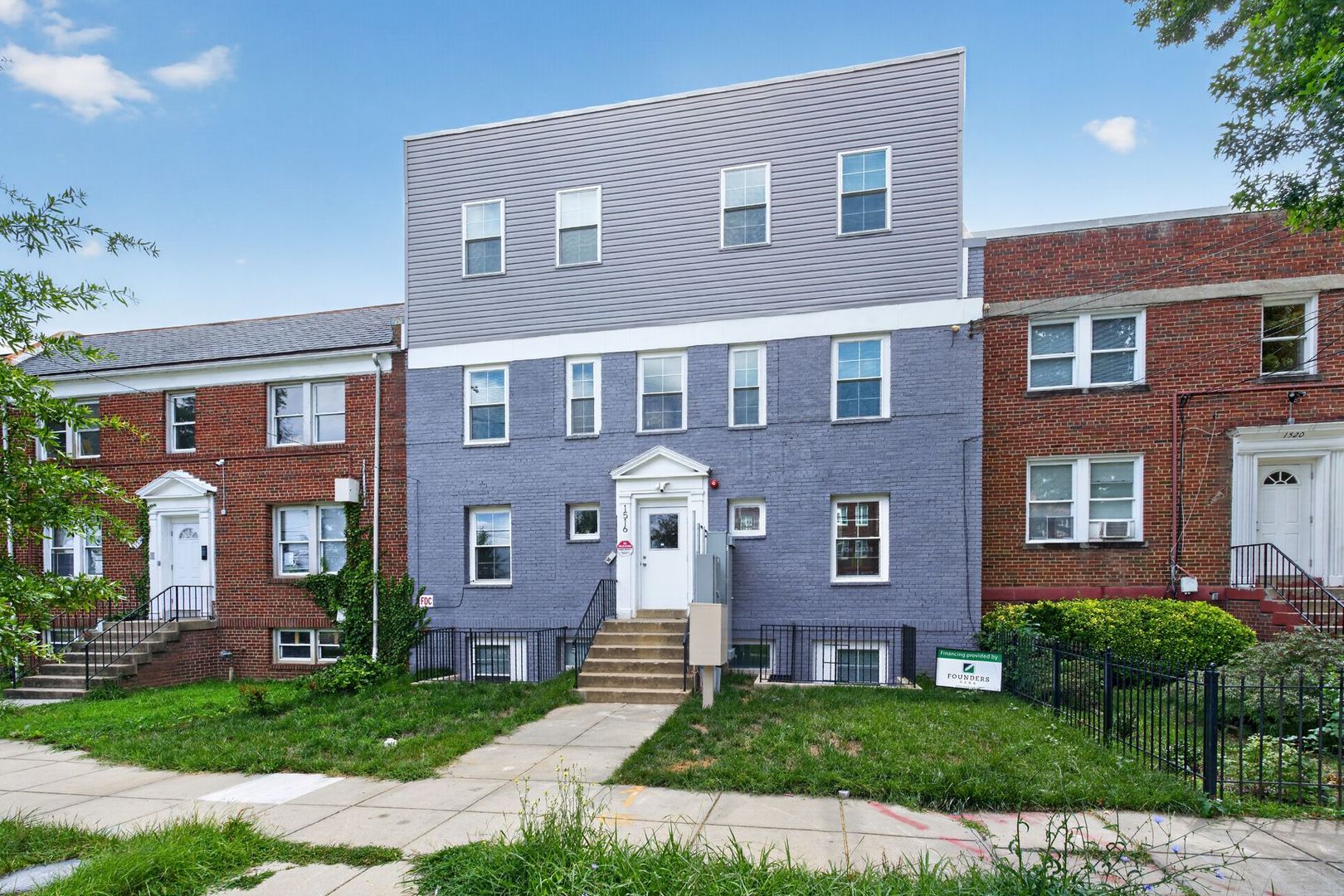 Washington Apartment: 1516 18th St SE