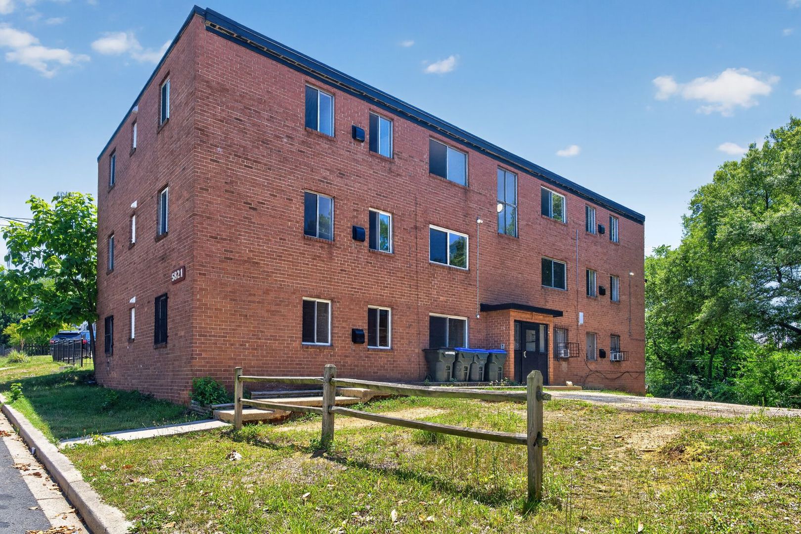 Washington Apartment: 5821 Field Pl NE