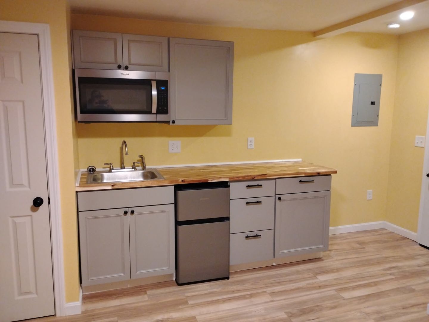 Newport Apartment: 889 Elm Street