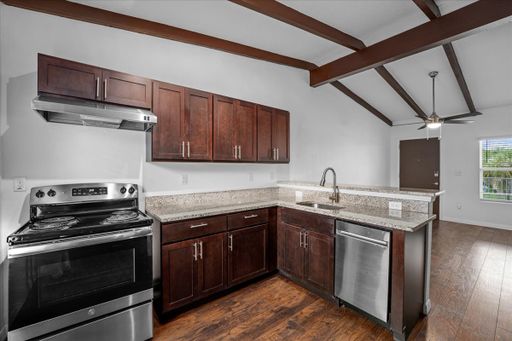 Upstairs, Fully Renovated 2 Bedroom, 1 Bathroom Apartment Home. – photo 1