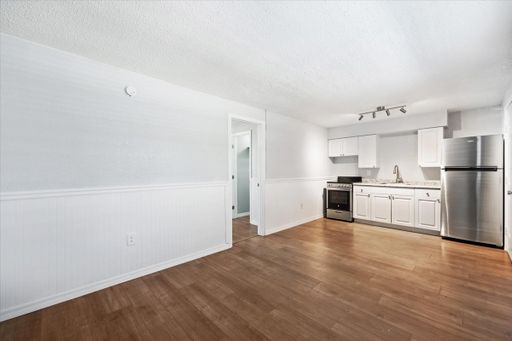 Quaint, First Floor, One Bedroom Apartment with washer/ dryer just blocks from the Indian River!