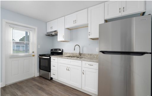 Beautiful, Fully Renovated Second Floor Two Bedroom Apartment Home – photo 1