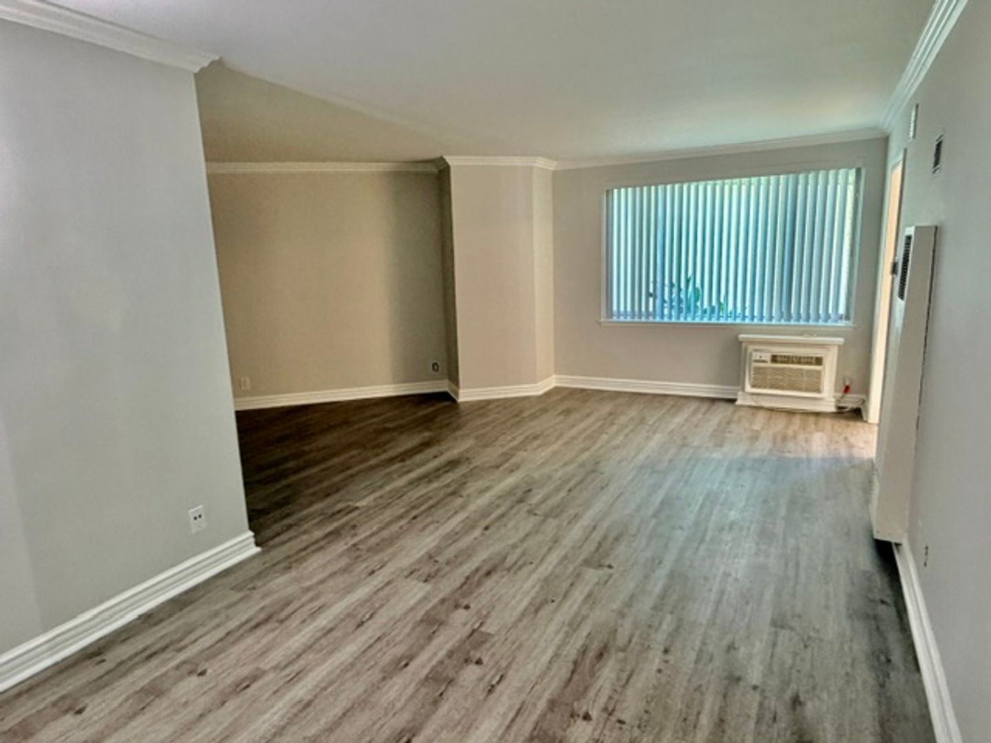 Glendale Apartment: 1595 E. Chevy Chase Drive