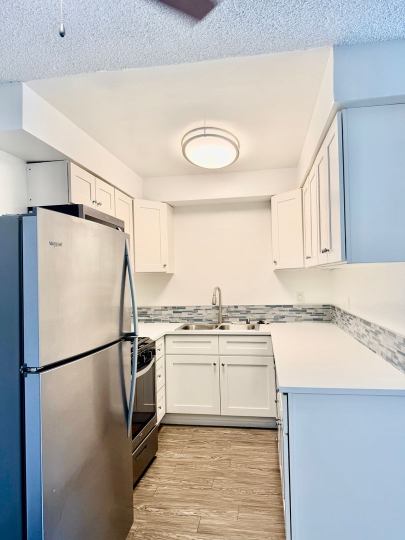 Glendale Apartment: 1595 E. Chevy Chase Drive