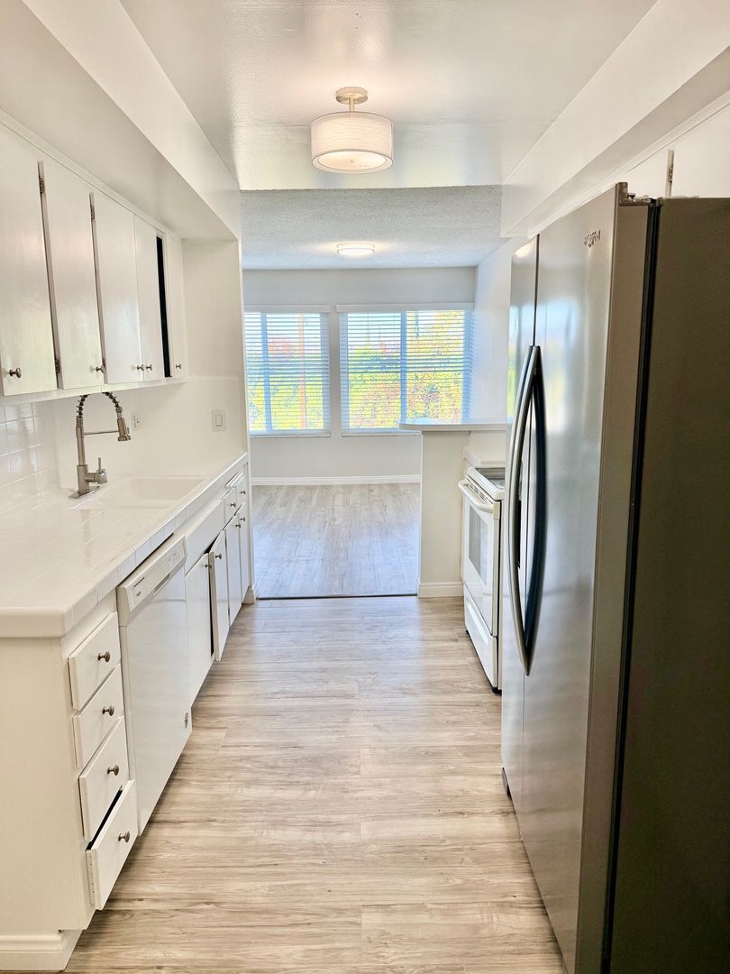 Encino Apartment: 17440 Burbank Blvd