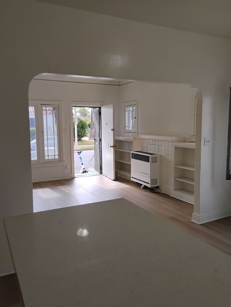 Los Angeles Apartment: 2229 Vineyard Ave