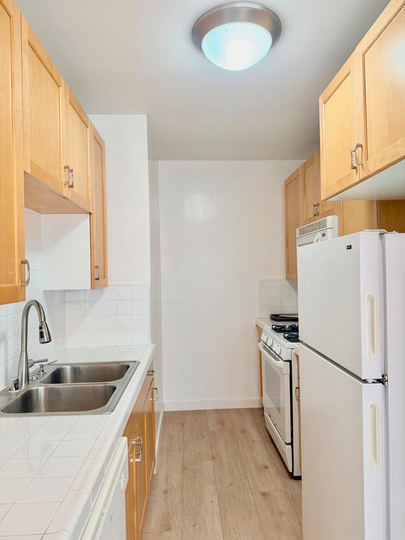 West Hollywood Apartment: 808-812 Westmount Drive