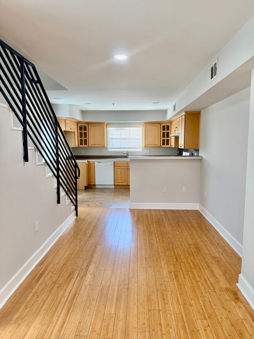 Los Angeles Apartment: 6033 Eleanor Ave