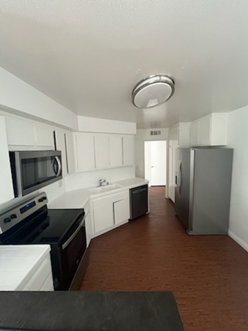Encino Apartment: 17440 Burbank Blvd