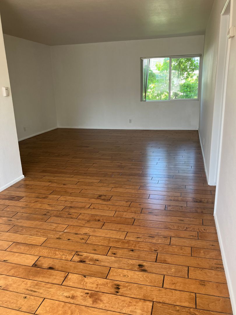 Santa Monica Apartment: 1935 Cloverfield Blvd