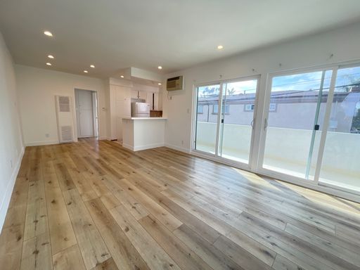 Charming, Quaint, Spacious Upper 1Bd In Small Building W/ Spacious Balcony & Parking In Prime Mar Vista Area! – photo 1