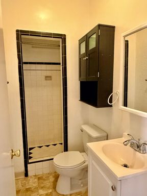 (ONE MONTH FREE OAC) Make This Your Home Today! Charming Vintage- Style 1 Bedroom 1 Bath W/ Parking & Balcony – photo 1