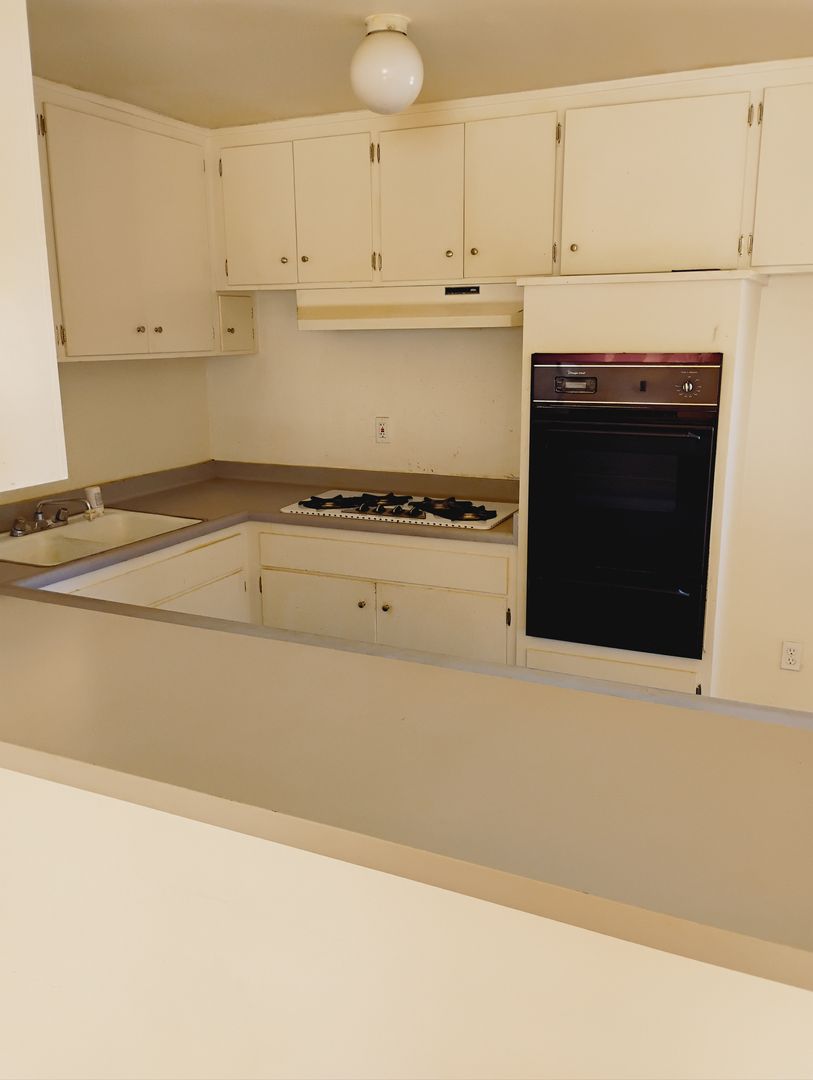 Los Angeles Apartment: 2937 S. Orange Drive