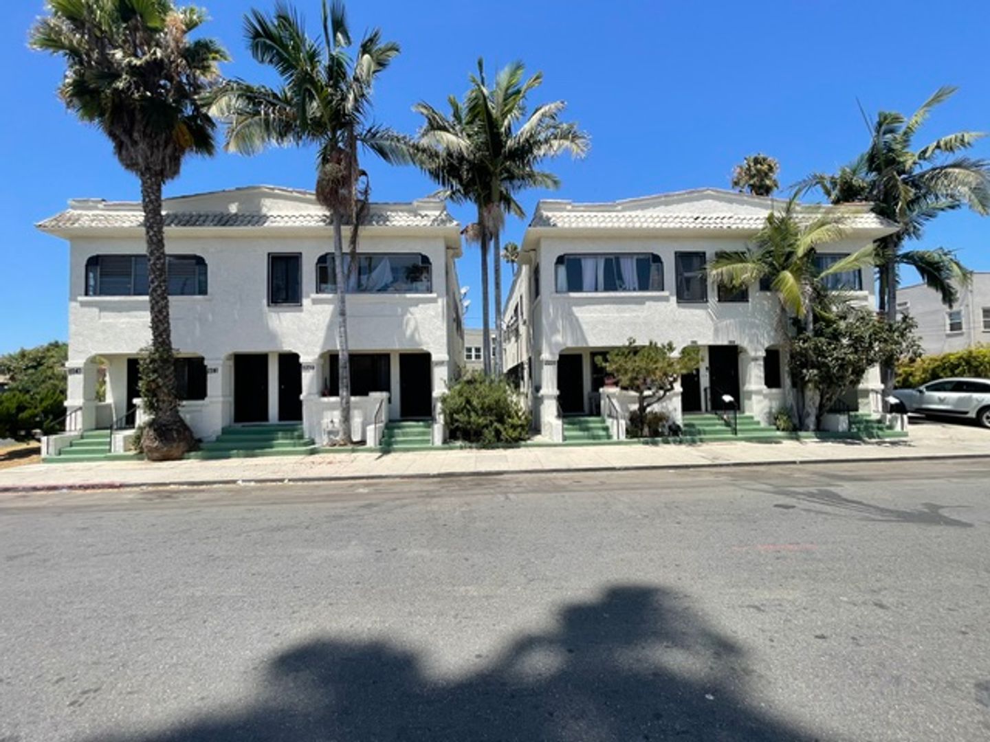 Los Angeles Apartment: 2229 Vineyard Ave