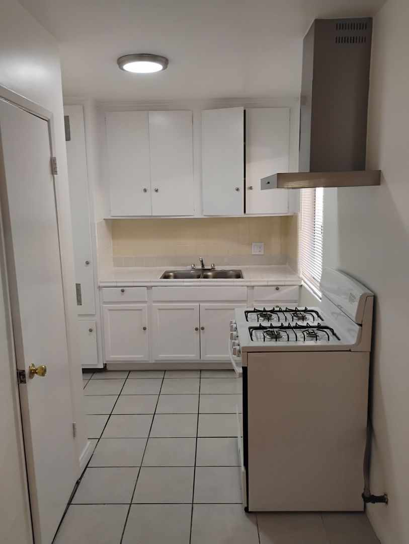 Van Nuys Apartment: 14129 Vanowen Street