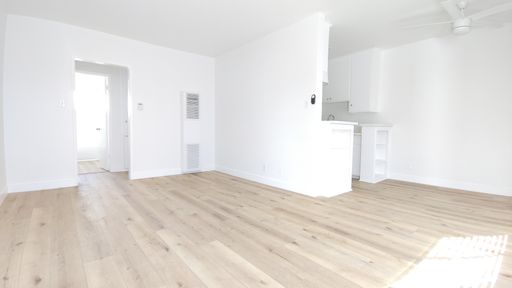 Charming, Spacious & Quaint Upper 1Bd In Small Building W/ Parking In Prime Mar Vista Area! – photo 1
