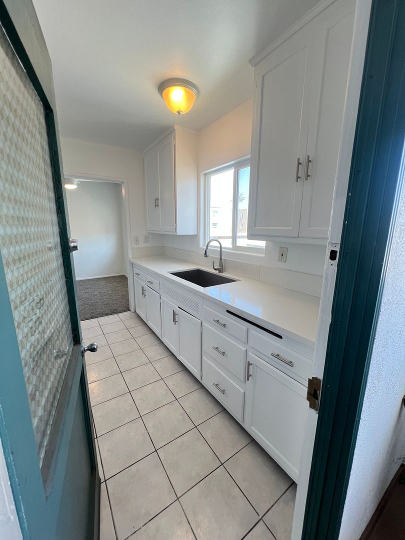 Santa Monica Apartment: 1935 Cloverfield Blvd