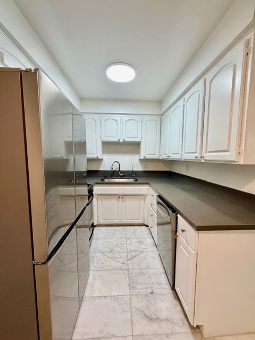 Glendale Apartment: 1595 E. Chevy Chase Drive