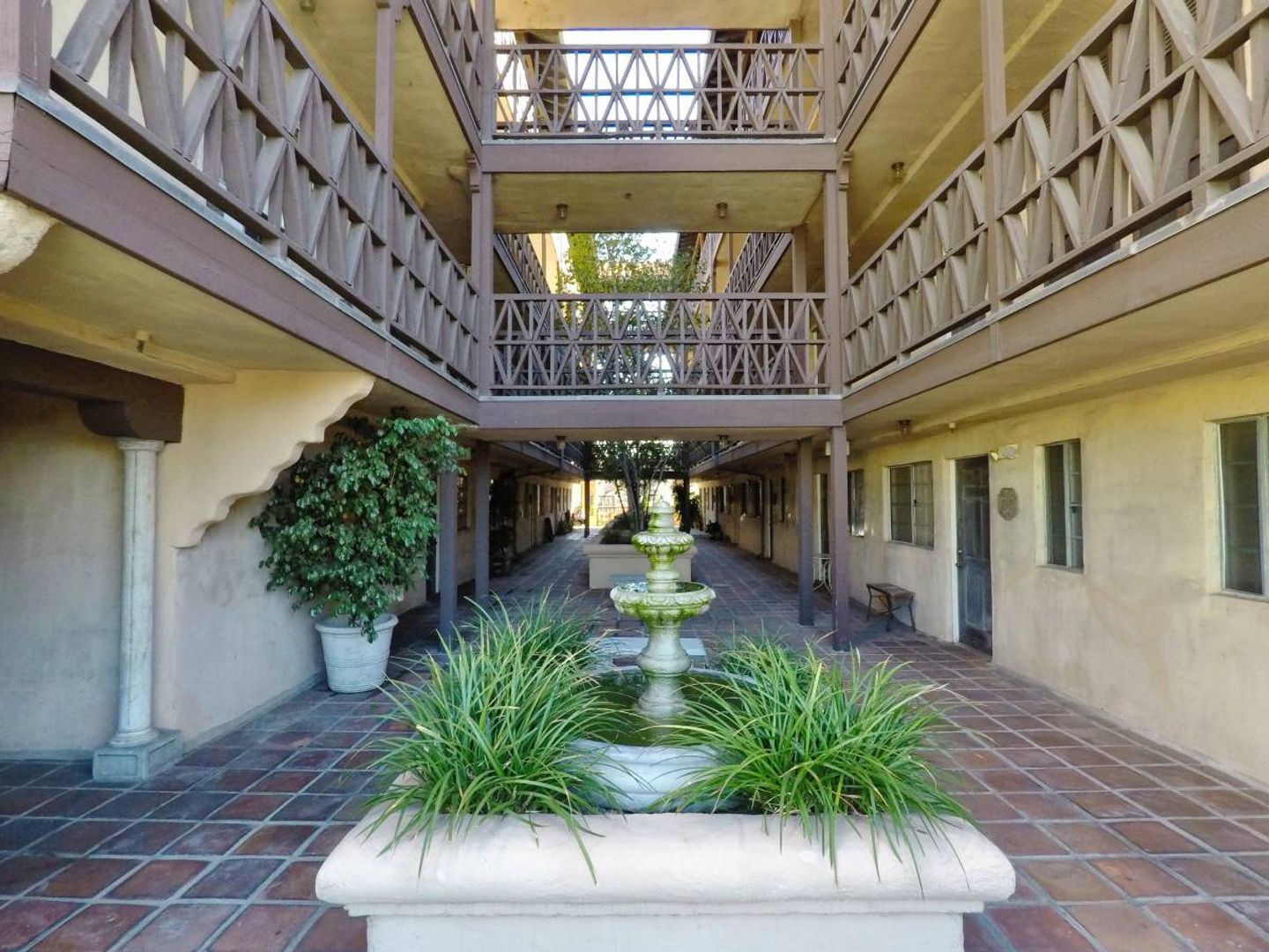 Los Angeles Apartment: 1460 N. Mansfield Ave