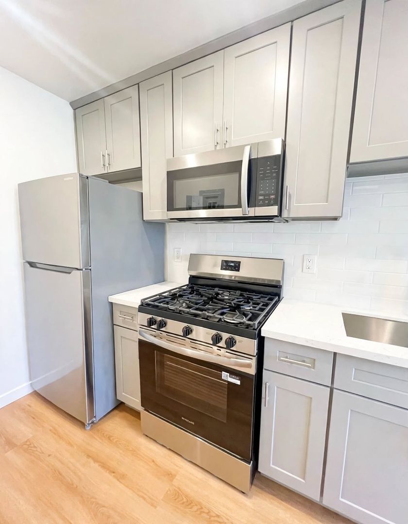Los Angeles Apartment: 1322 & 1326 Amherst Ave