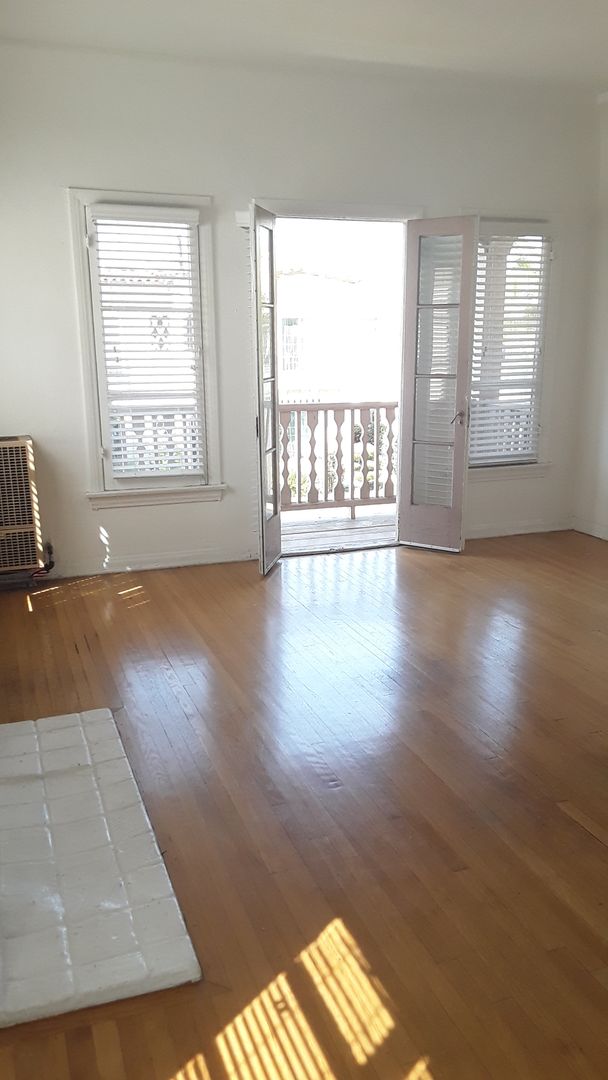 Los Angeles Apartment: 350 N Spaulding Ave