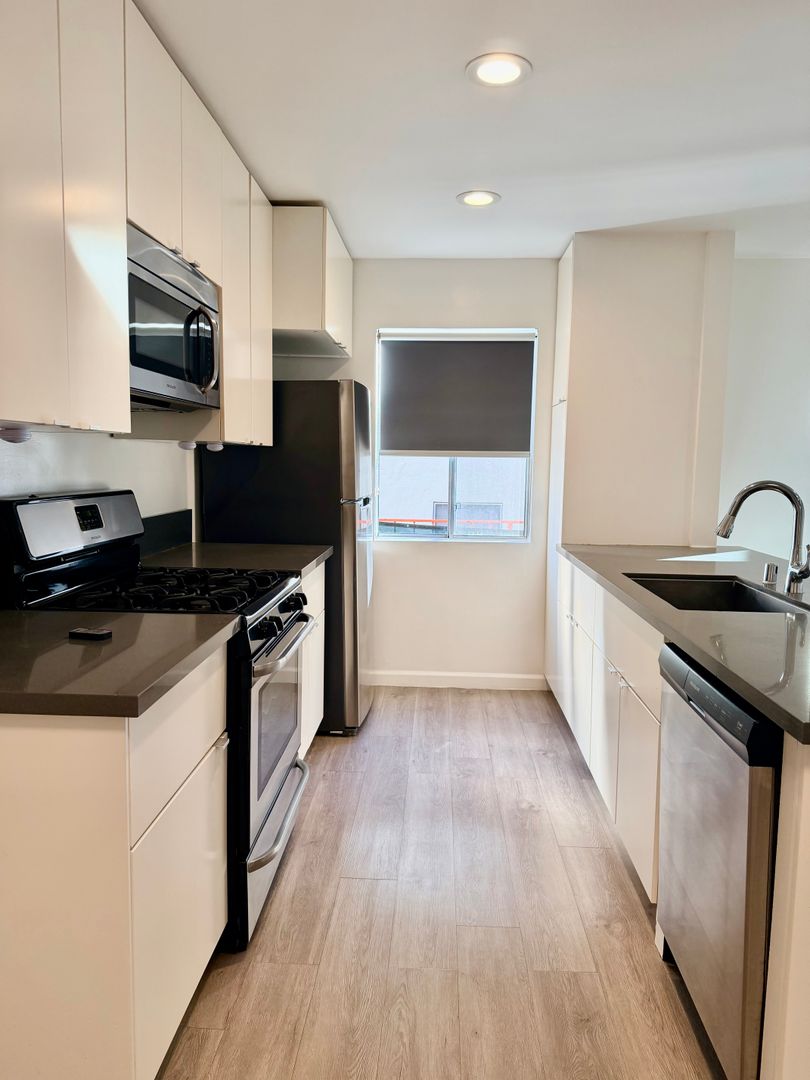 Los Angeles Apartment: 119 S. Orlando Ave