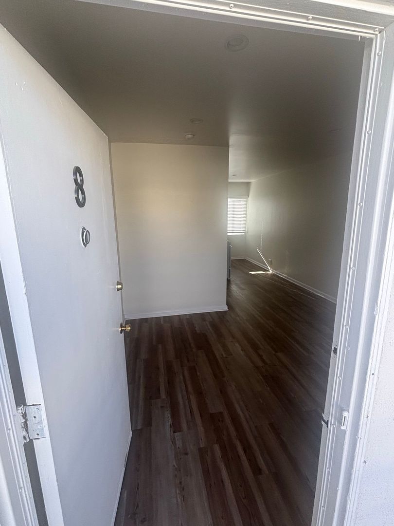 Santa Monica Apartment: 2408 Ocean Park Blvd