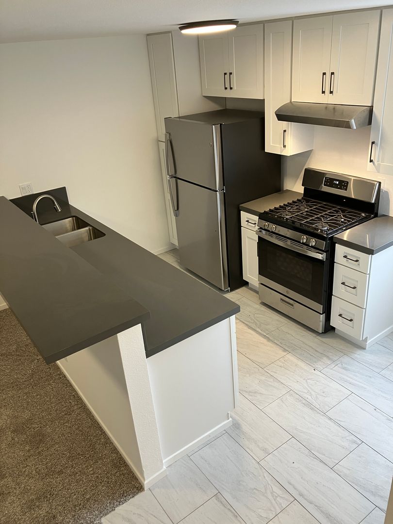 Los Angeles Apartment: 12048 Culver Blvd