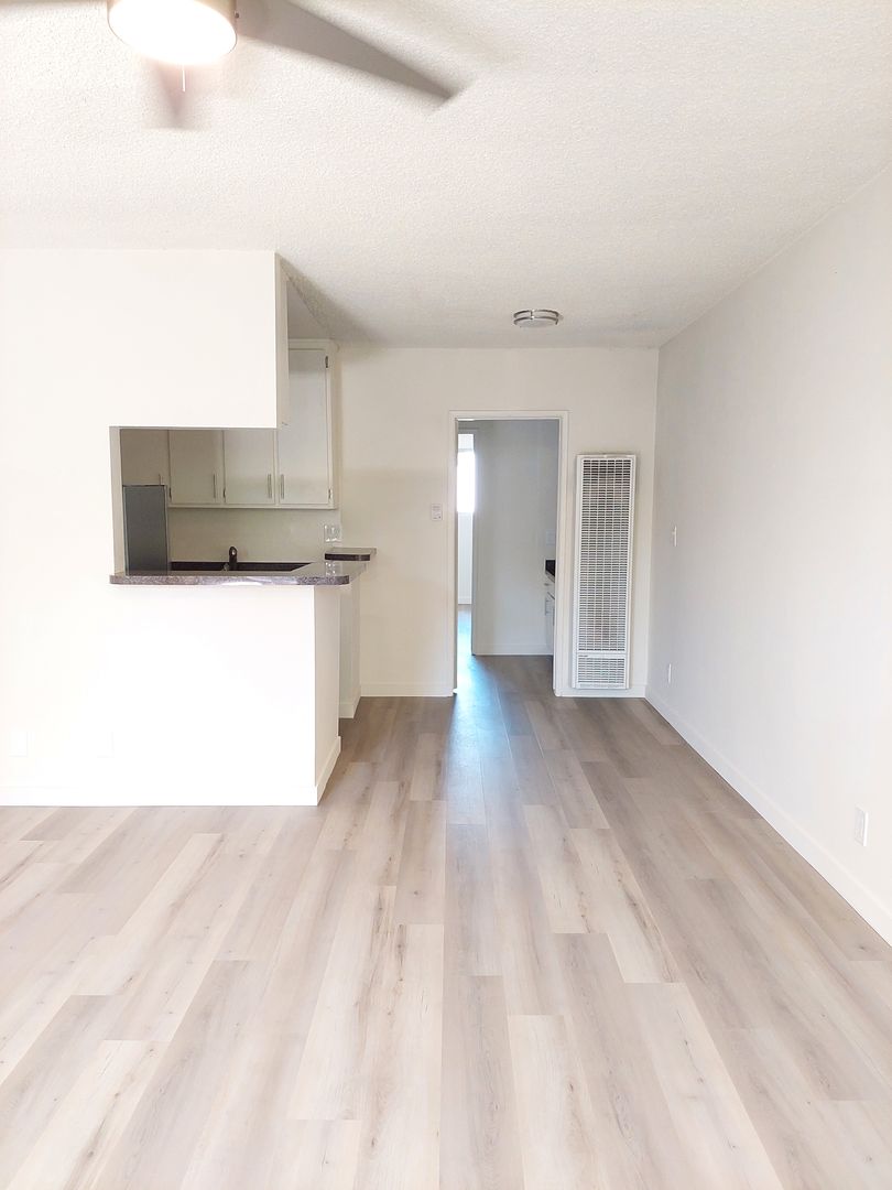 Los Angeles Apartment: 12706 Venice Blvd