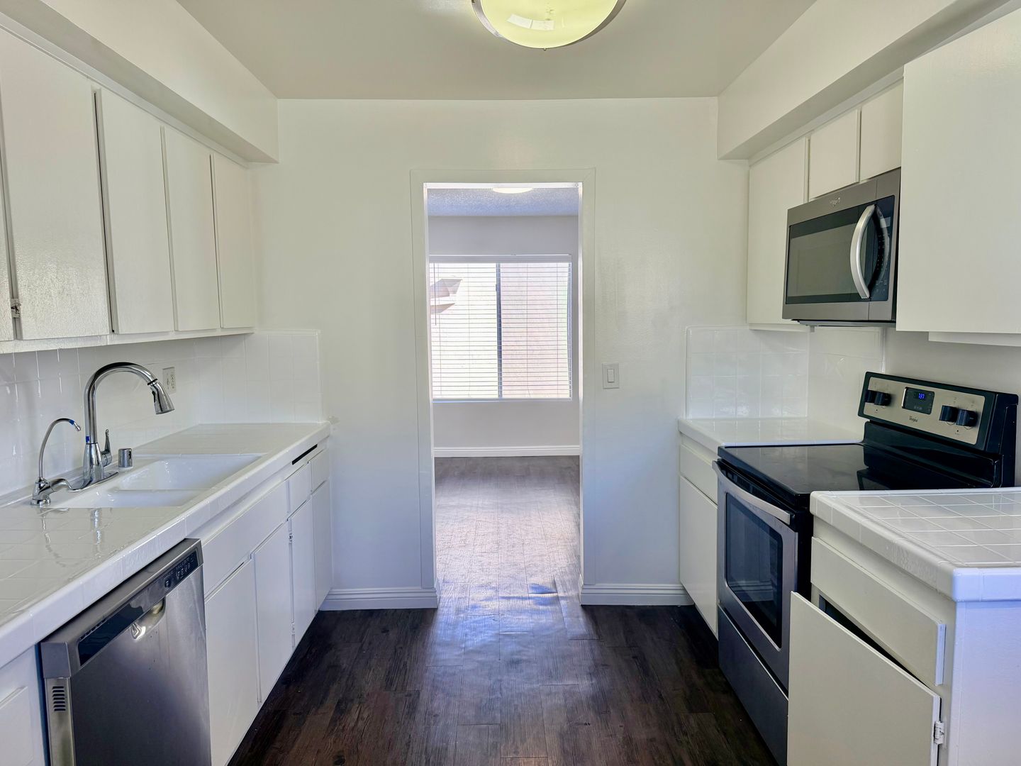 Encino Apartment: 17440 Burbank Blvd