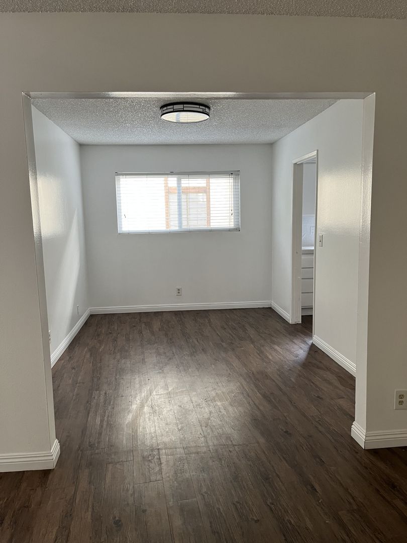Encino Apartment: 17440 Burbank Blvd