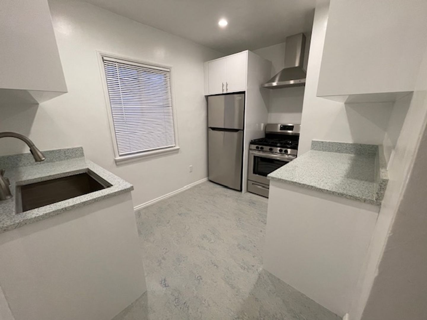 Venice Apartment: 41 Thornton Ave