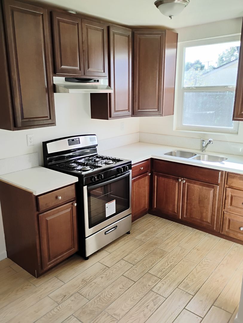 Reseda Apartment: 18924-18934 Gault Street