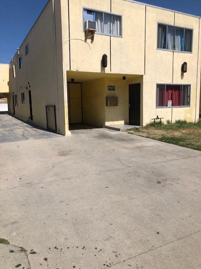 Los Angeles Apartment: 2937 S. Orange Drive