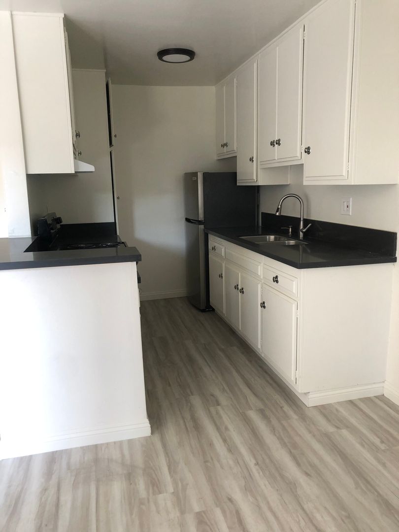 Los Angeles Apartment: 10136 National Blvd