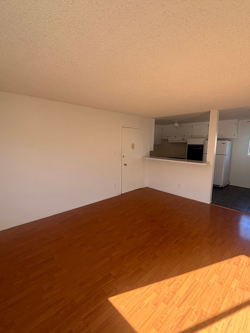 Los Angeles Apartment: 2937 S. Orange Drive