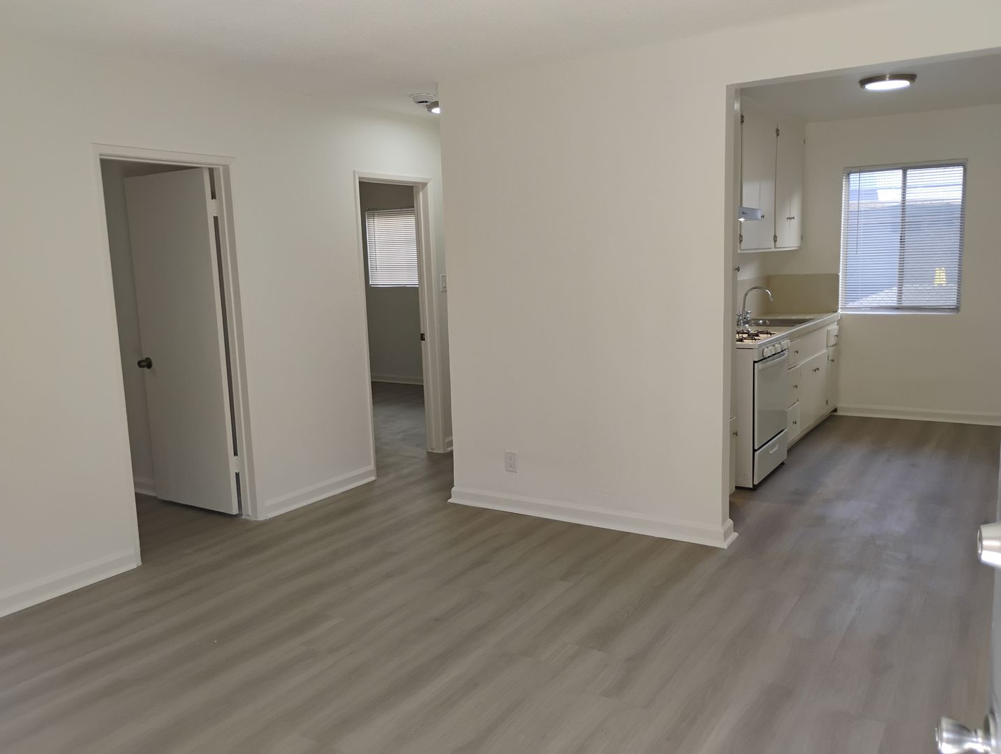 Van Nuys Apartment: 14129 Vanowen Street