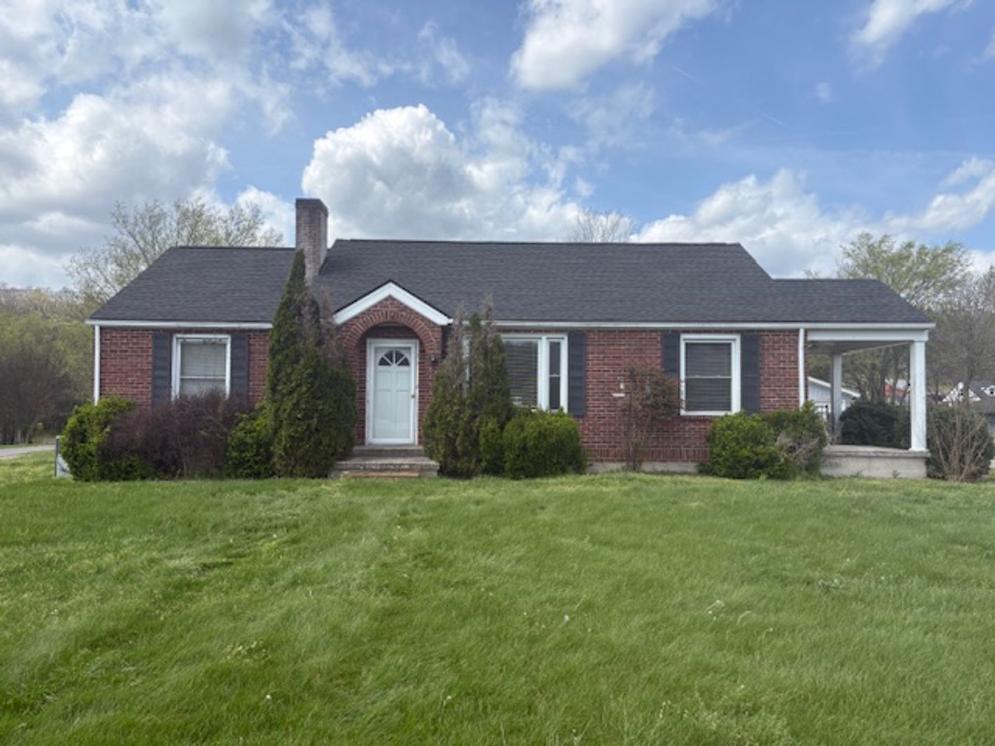 Auburntown House: 661 E Poplar Bluff