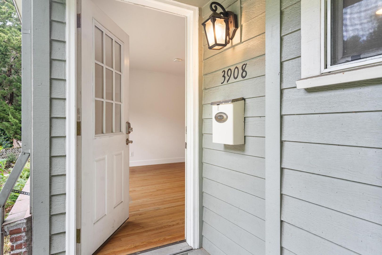 Portland Apartment: 3908-3910 SE Woodward St - 3908