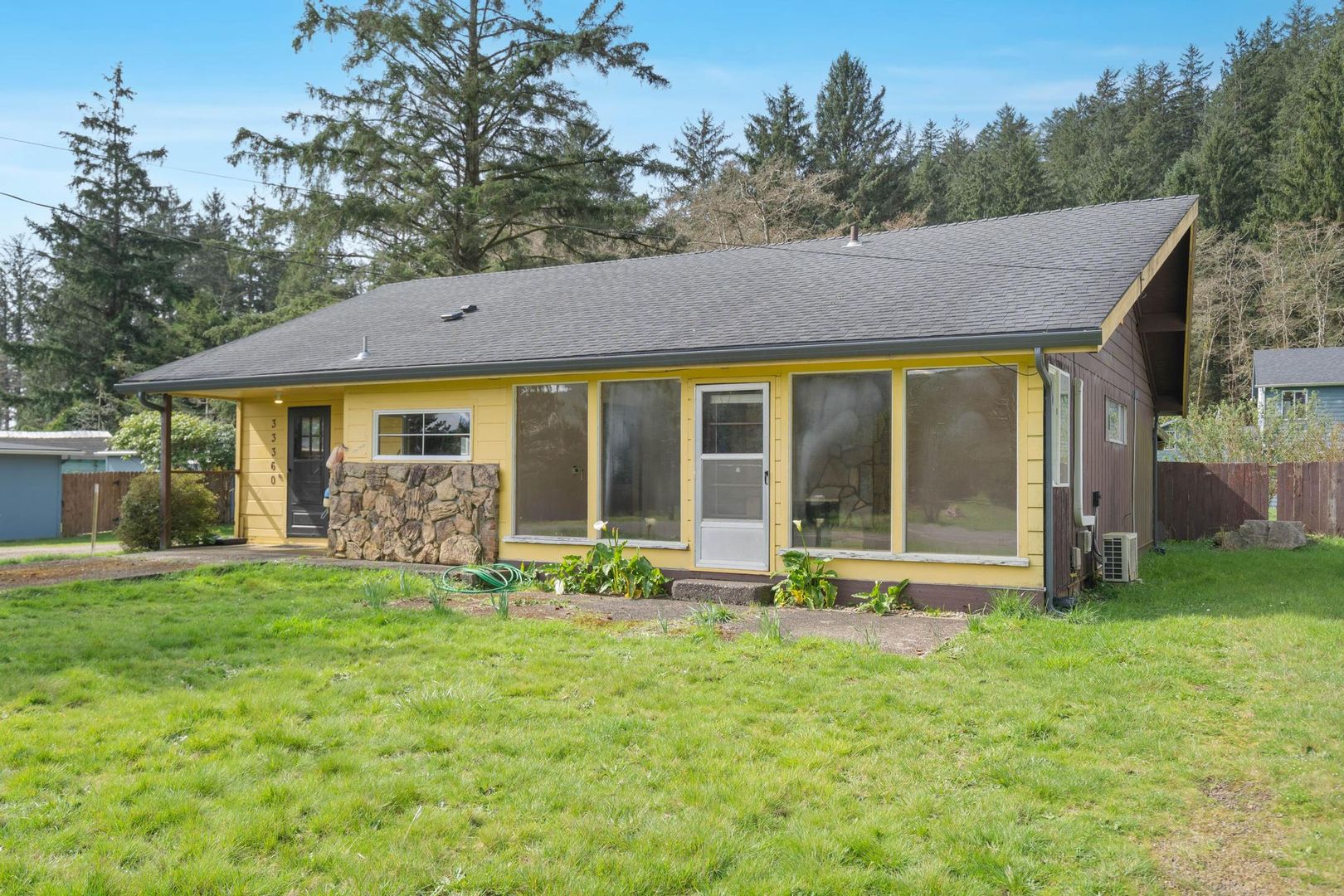 Cloverdale House: 33360 Ferry St