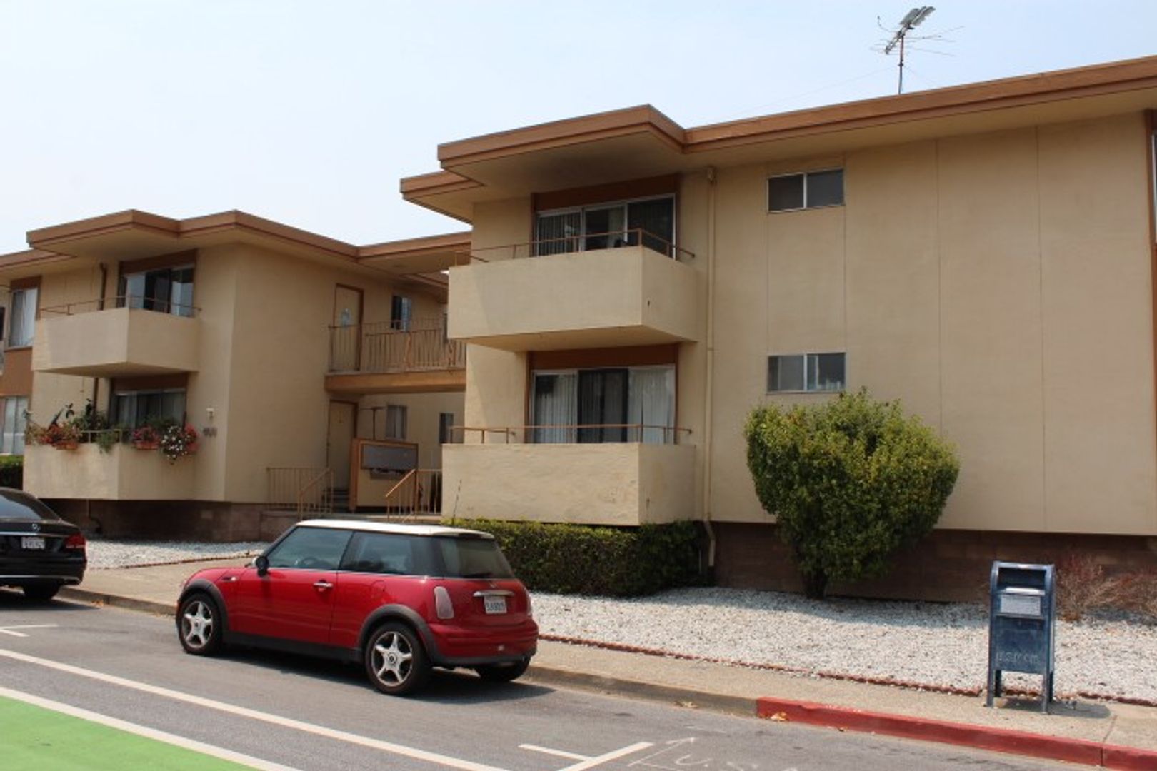 Millbrae Apartment: 400 Richmond Dr
