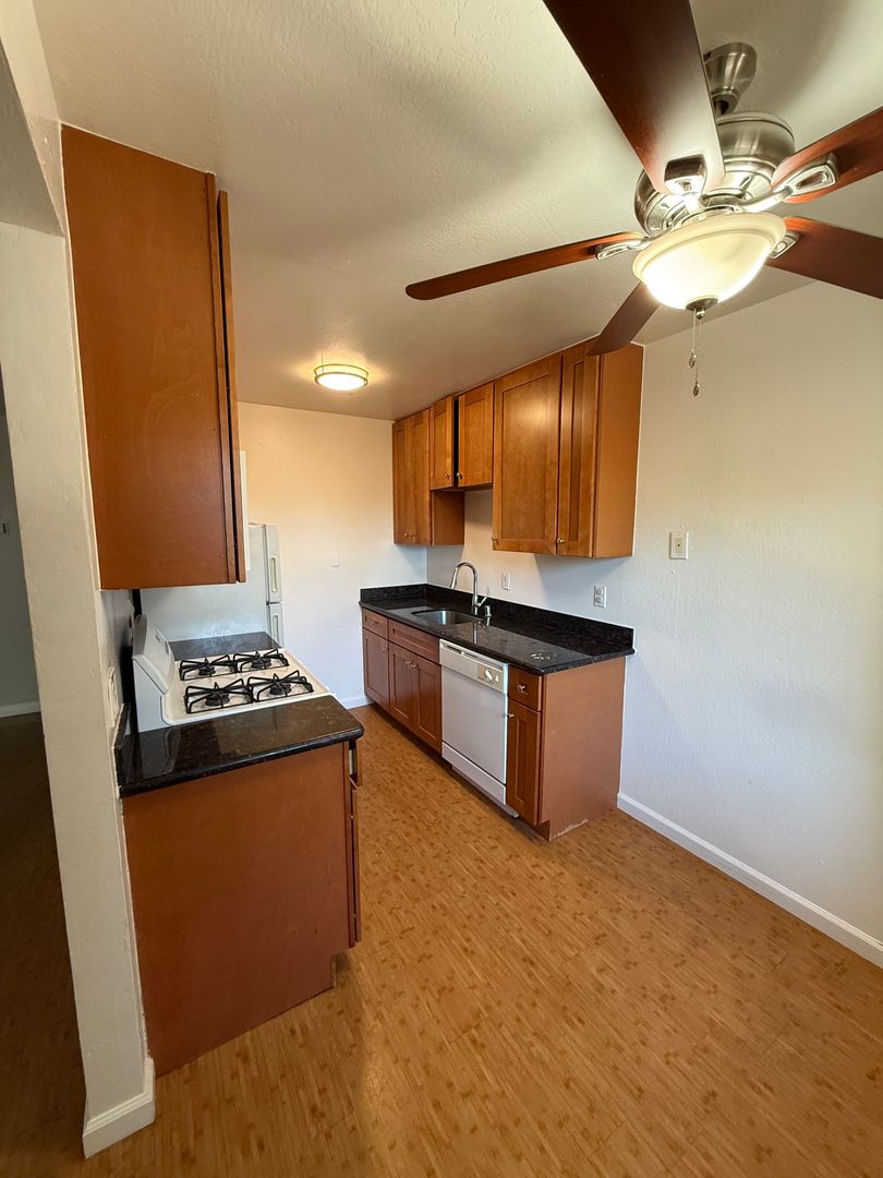 San Mateo Apartment: 52 East 41st Place