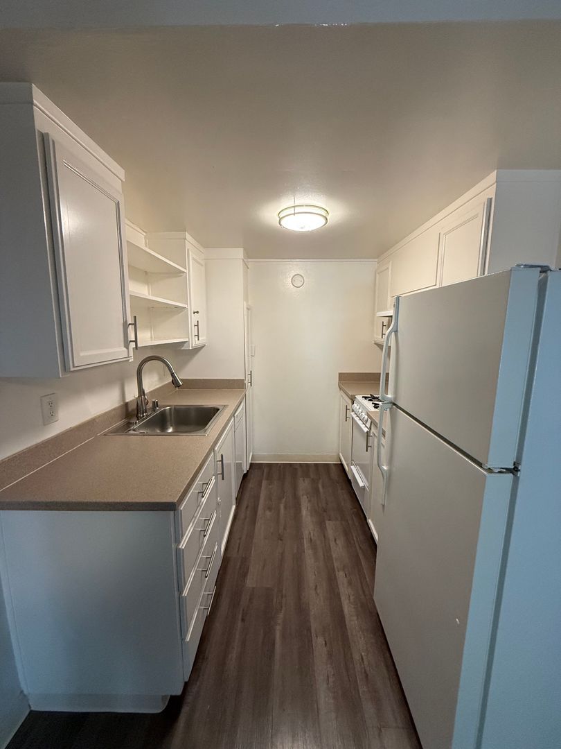 San Mateo Apartment: 52 East 41st Place